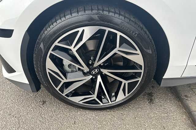 Hyundai IONIQ 6 E (228ps) Premium 77kWh (Single Motor) RWD